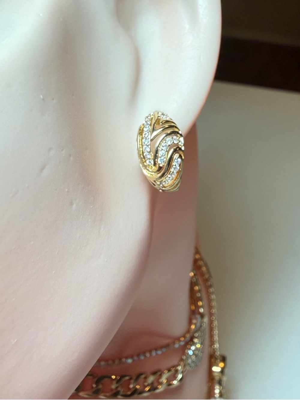 Fashion Gold Inlaid Hoop Earrings. - Picture 3 of 6